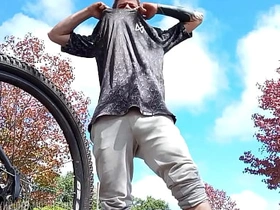 骑单车让我鸡儿梆硬 hung chinese dick gay porn