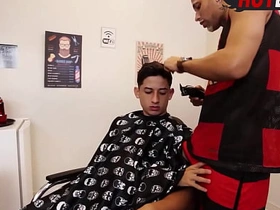 我给理发师献了屁眼 hot gay porn coupler