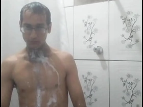 网上泄露了我给小区骚货发裸照 今晚就去干死这个贱货 porn gay asian bear