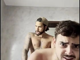 小鲜肉给兄弟爽了一把 fat japanese gay porn