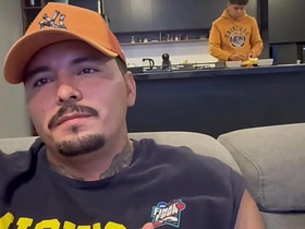 老子招待客人最到位，请喝酒喝水，含鸡巴，还用换挡杆捅他们屁眼 chinese twink gay porn