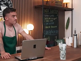 猛男片——莉莉撞见德雷克·冯和特雷弗·布鲁克斯搞逼，随后加入咖啡店激情3P gay porn remaja indonesia