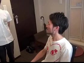 亚裔 well-pleased 被假阳具插屁眼后挨操 gay porn japan gangbang