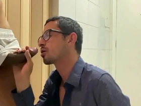 干到兴起把受的衣服撕烂，他穿着内裤跑了 chinese gay porn handsome