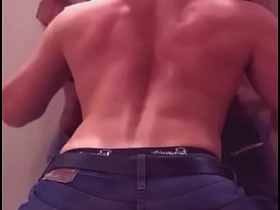 我在健身房厕所夺走了我健身兄弟的处男 chinese guys share whitey detached porn