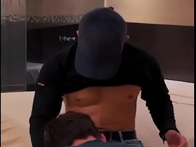 我给送气球的小哥额外小费，结果他把我操得爽翻天 gay porn hot teen