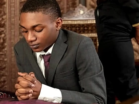 黑人浸信会男孩多米尼克·杨被黑人牧师普林斯·雷恩的大黑屌干了！这小基佬嘴和屁眼都没逃过那根巨屌！ daddy chinese xxl gay porn