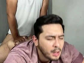 趁他老婆睡着...继父在房间里把我当婊子干 - 同志乱伦 无套内射肛交 asian homemade gay porn