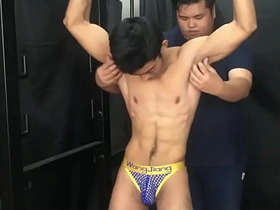 亚裔怕痒男孩 gay porn video asian