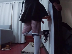 穿迷你裙的Chico从肛门拳交入门，塞进他的新巨型假阳具 asian dad gay porn