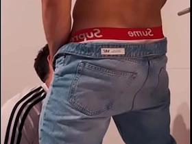 单身派对上的直男男友偷偷在派对角落操我 yuta gay porn japanese