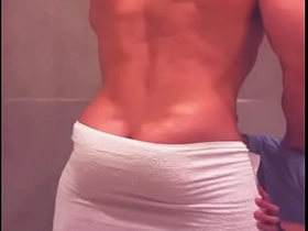 看到哥们从酒吧回来洗澡 忍不住冲进淋浴间跟他搞 careless porn orgy chinese