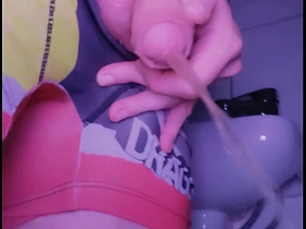 小白脸在厕所撒尿后舔自己的尿 japanese gay instrumentalist porn