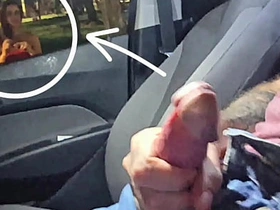 公交站台对着红发妞公开冒险自慰！ gay porn asian boy