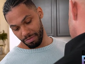 地下男孩 - 发情的托尼爬向布洛克鼓胀的裤裆 gay porn anal chinese