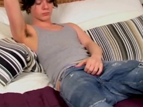 HomoEmo：情绪摇滚骚货桑迪·詹金斯在床上撸硬屌 asian gay sex. videos