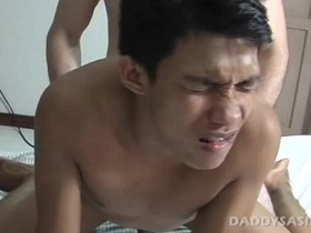 老爹猛操亚裔嫩屌本杰 hot asian tramp gay porn