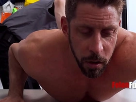 小偷只有两个选择：要么操警卫，要么在监狱里被操 asian oldage gay unkle sexual connection videos