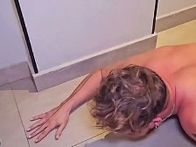 大胡子主人操烂小鲜肉的屁眼，把他当性奴使唤。BDSM狗玩羞辱高潮 chinese toilet spy gay porn