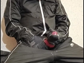 穿运动裤的骚年发情了 japan gay straight porn