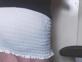 瘦弱伪娘Oso撒尿玩自己骚屁股 porn gay chinese