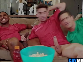 足球粉被黑白基友轮着用 gay chinese godz porn