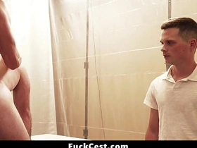 那男人毫不掩饰他青筋暴起的勃起鸡巴 - 乱伦性交 baseball japanese gay porn