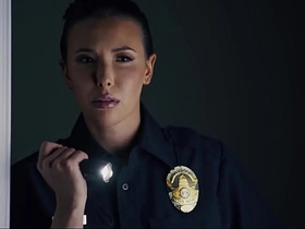 警察闯入外星扶她家 - 性渴寄生虫把辣妹变人妖 chinese naked merry porn