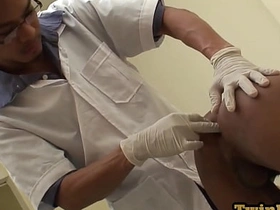 尿尿亚洲嫩鸡肛检后被医生无套内射 gay china muscle porn