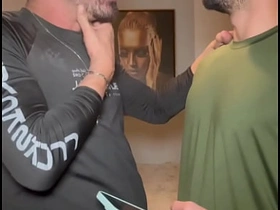 朋友看到我手机相册里的屌照非要看实物 结果忍不住直接口了起来 gay asian spanking porn