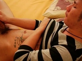 亚洲基佬在床上撸鸡巴 japan police gay porn