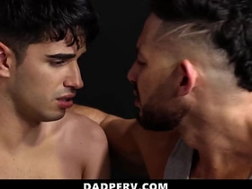 继子让继父抚弄他的鸡巴 任由其掌控 - 老爸变态 gay porn vietnam