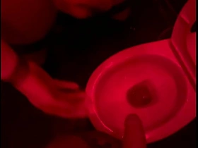 业余小帅哥在俱乐部厕所看朋友撒尿，伸手帮忙然后自己硬了... hung chinese teen gay porn