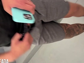 在健身房回来的路上在楼梯间给朋友口交 japanese gay porn kaito