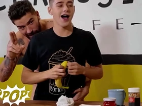 TWINKPOP - 嫩仔乔伊·米尔斯用打发奶油和糖粒装饰克里斯·该死的鸡巴 变成美味点心 porn gay asia