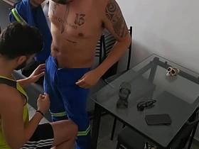 维修工来查网线却把鸡巴插进来 gay porn hot fuck