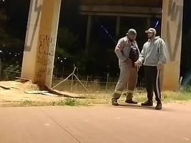 摩托车手VS打工仔 撒完尿转身就求口交 chinese gay chubby porn