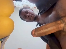 老爹边吐口水边用飞机杯撸他那根大屌，最后射了 hot gay porn animations