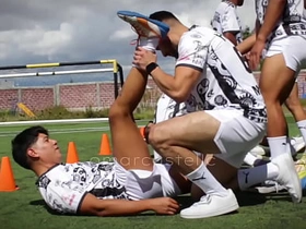 第一次无套群P和足球队友训练后乱搞 chinese teen blowjob friend unconcerned porn