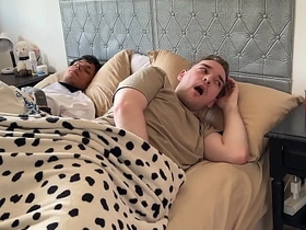 别出声，别让你继兄发现！- 与大鸡巴纹身拉丁小鲜肉3P korean handjob gay porn