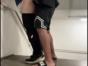 楼道贱货求楼梯间挨操，老子如她所愿狠狠干了 gay porn korean cute