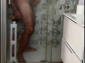 被抓到在淋浴时打飞机 射精猛烈 真实高潮 —— 被偷窥 chinese gangsta gay porn
