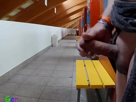 我在公共更衣室撸我厚包皮鸡巴，差点被抓到两次。 chinese gay promised porn