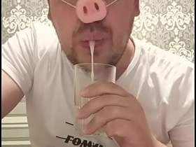 这个俄国基佬有瘾: 就爱嘴里新鲜精液的味道! hot threesome gay porn