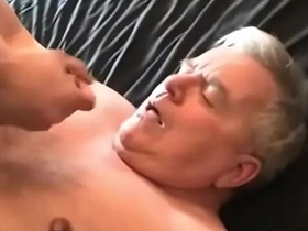 年轻亚裔射精在老爹脸上 chinese spank gay porn