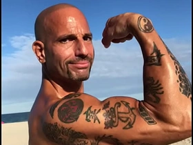 海滩上炫耀超大量精液 hot asian gay boy sex videos