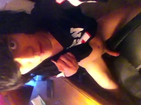 嫩0用光滑鸡巴磨椅子 隔着涤纶T恤手淫 big keister asian gay porn