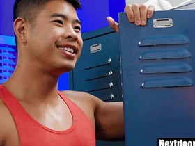 亚裔肌肉男被大屌朋友猛干 hot gay porn men.com