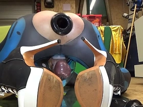 Extremeslut66 戴着隧道塞放屁，同时往屁眼里塞一根长假阳具 chinese on chinese blissful raw porn