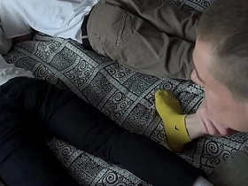 瘦仔带朋友来家玩——趁他们打游戏时，他和继父把他们全干了 hot asian gay sex videos site